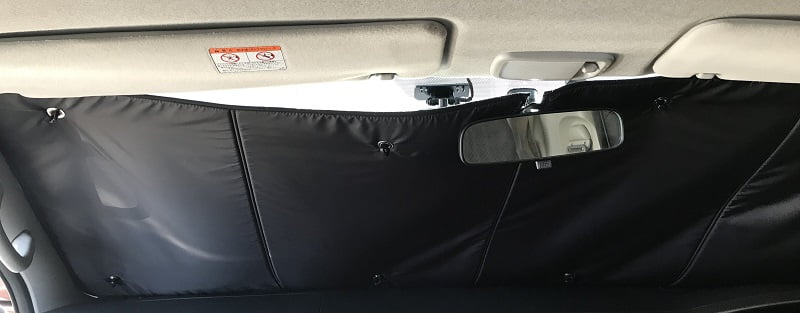 ハイエースのフロントサンシェードがドラコレで浮いている写真