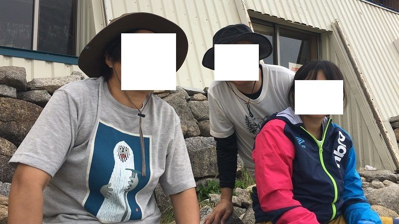 宝剣山荘前での家族写真です。これからラーメンを食べる所です。