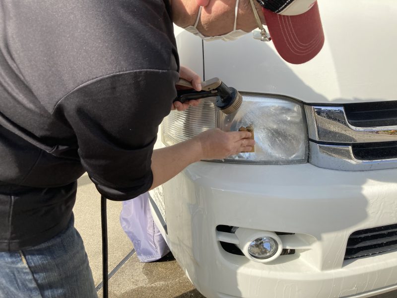 ハイエースヘッドライトの黄ばみを取る