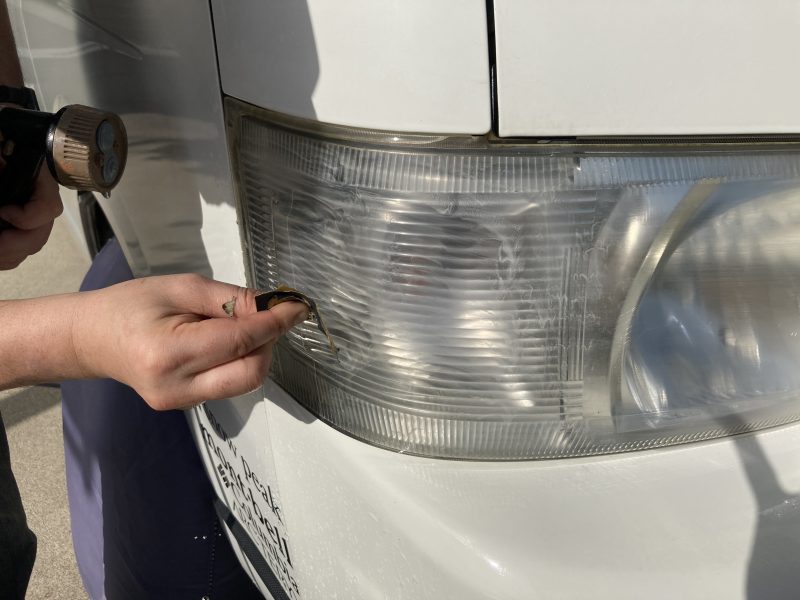 ハイエースヘッドライトの黄ばみを取る