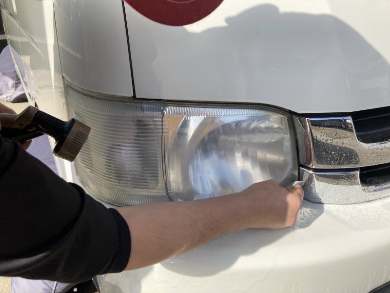 ハイエースヘッドライトの黄ばみを取る