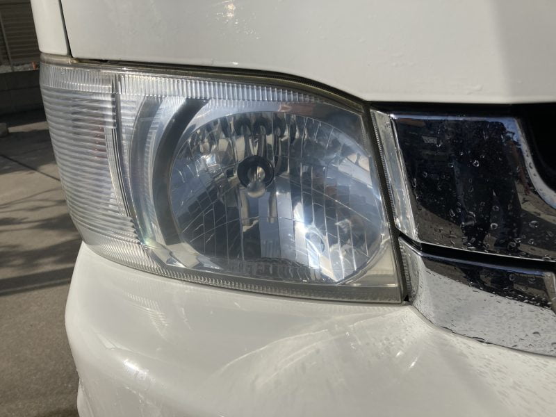 ハイエースヘッドライトの黄ばみを取る