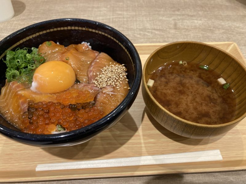 岡崎サービスエリアの漁師食堂三河丸でサーモンいくら丼