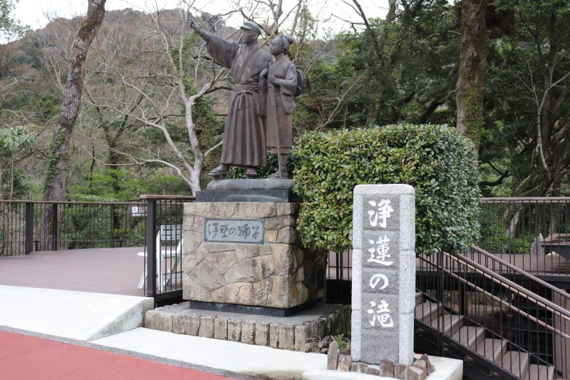 浄蓮の滝の伊豆の踊子銅像