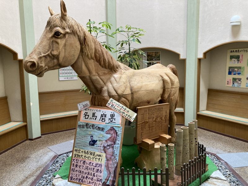 明宝温泉 湯星館の馬の彫刻