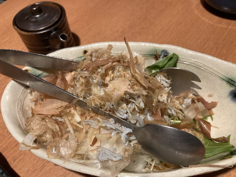 高山駅前の日本海庄やのみょうがの入ったサラダ。