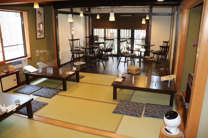 岐阜  高山で食べ歩き茶房 卯さぎの店内