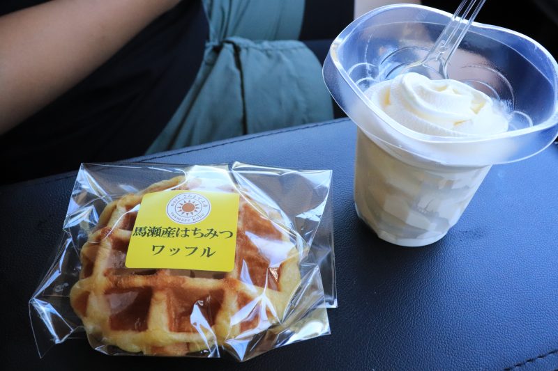 道の駅 馬瀬 美輝の里で買ったワッフルとソフトクリーム