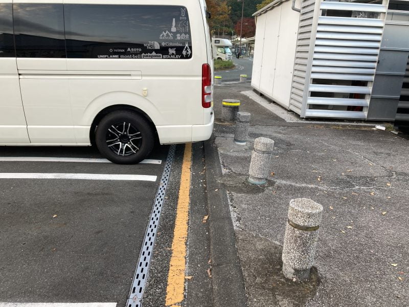 富士川サービスエリア上りの注意駐車場ポール