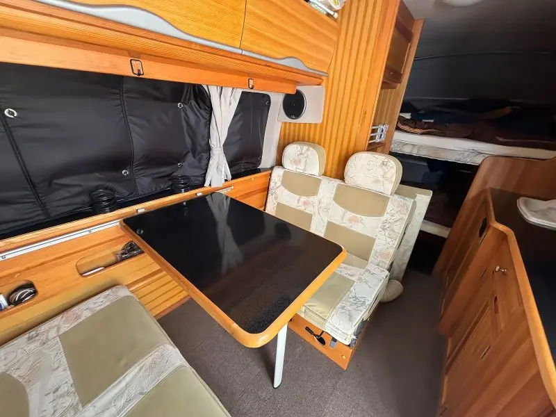 ハイエースキャンピングカー内装