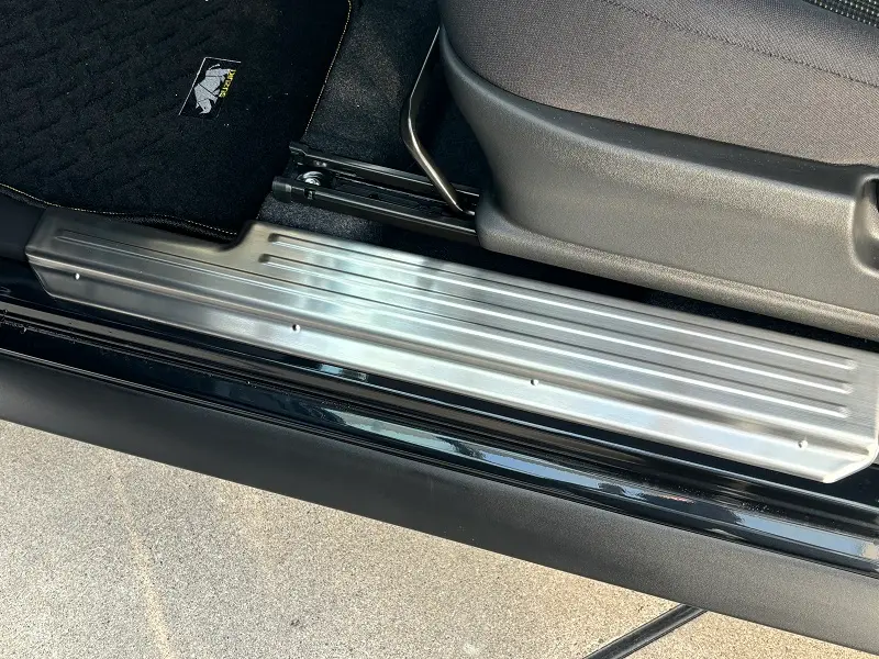 ジムニー スカッフプレート