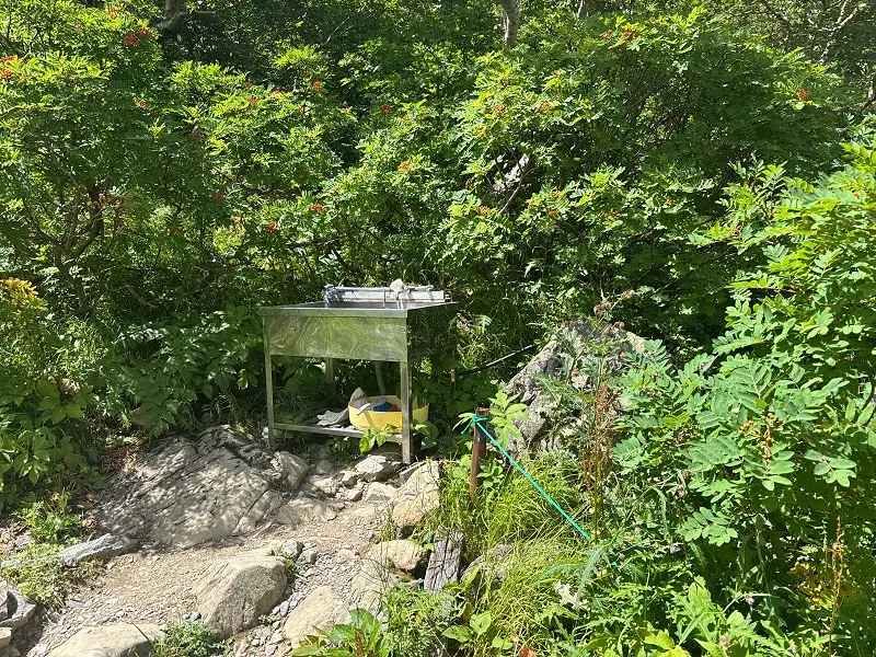 仙丈ヶ岳登山道　馬の背ヒュッテ水場