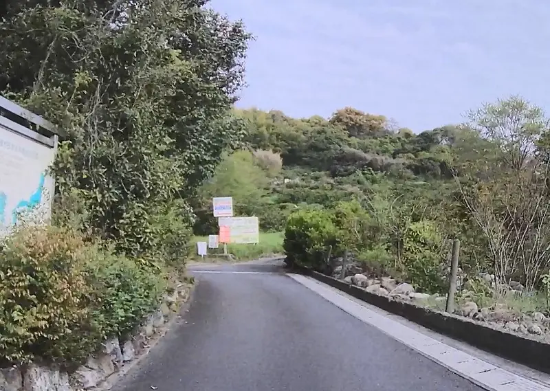 多度山ポケットパークへの細い道