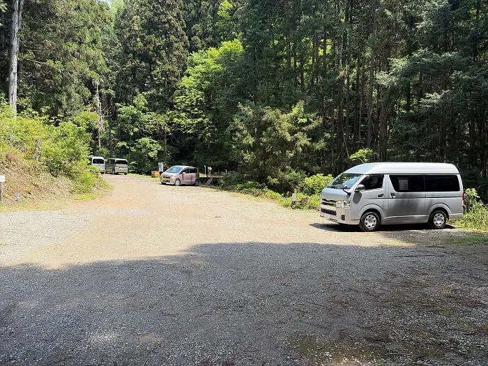 誕生山登山口駐車場