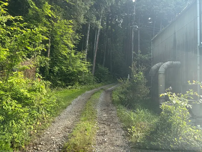 誕生山登山口駐車場への道