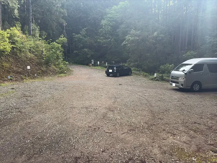 誕生山登山口駐車場