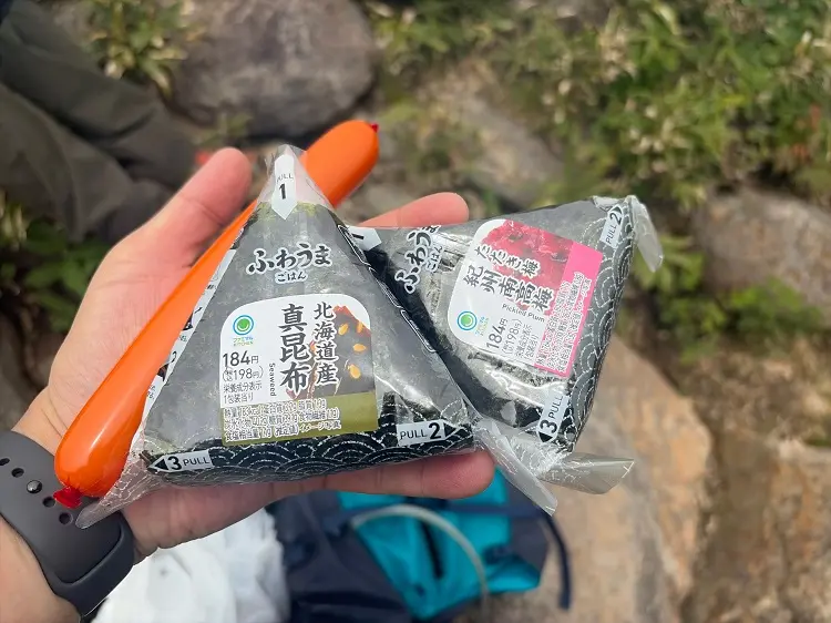 大日ヶ岳山頂でおにぎりとソーセージ