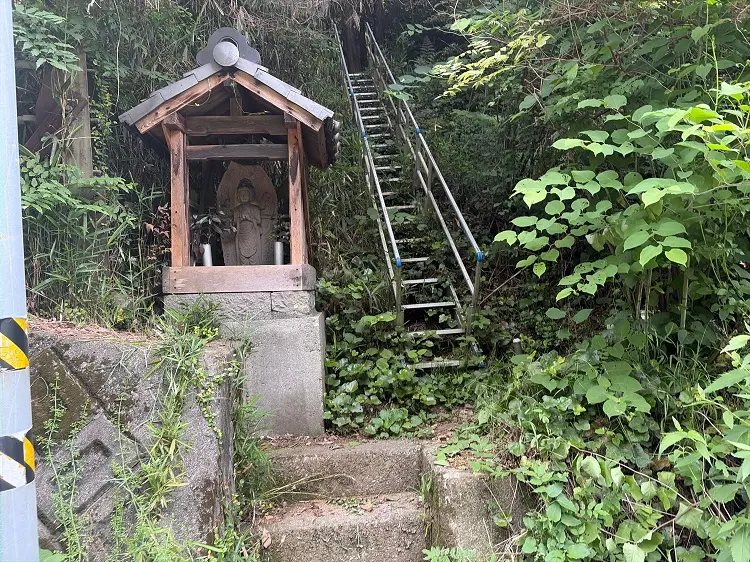 各務原アルプス 向山への登山道 道路際の階段